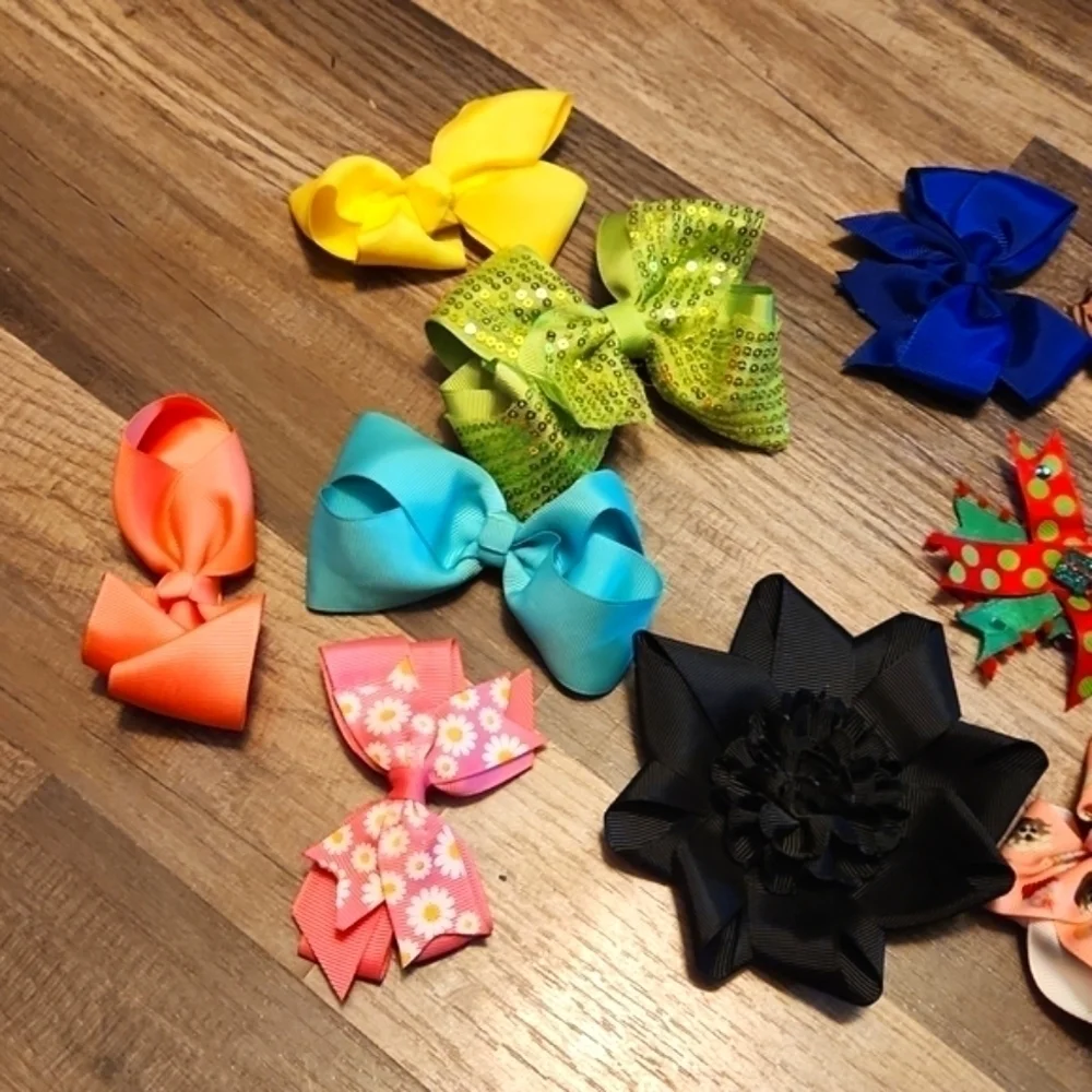 HAIRBOWS 22 Little Girls' Clip Hairbows. Several Have Ouchless Covered Clip.